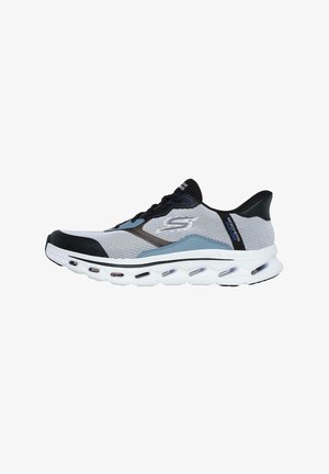 Zapatilla deportiva de malla en negro, gris y azul. Cuenta con una suela acolchada con bolsas de aire, punta redondeada y diseño de cordones.