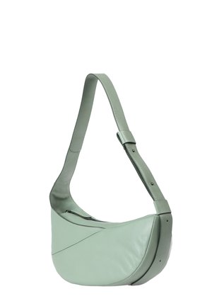 Borsa a spalla in pelle verde con un design elegante e curvo, caratterizzata da una superficie liscia e una tracolla regolabile con accenti metallici.
