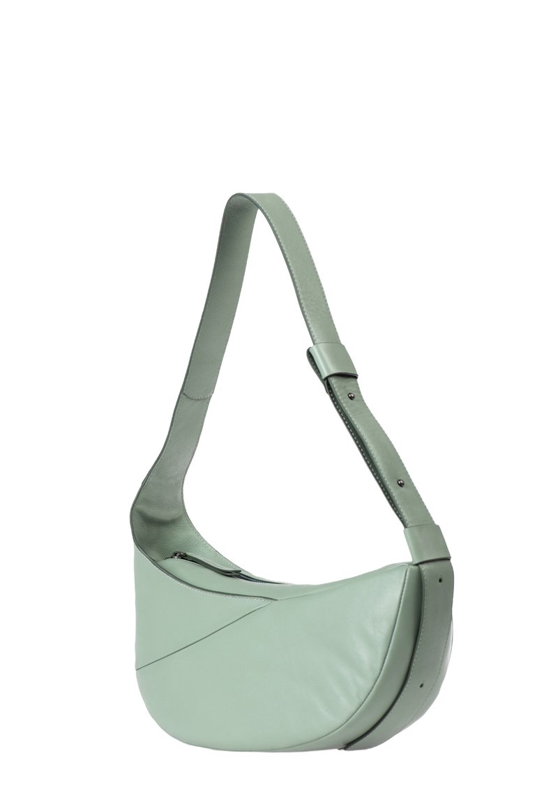 Borsa a spalla in pelle verde con un design elegante e curvo, caratterizzata da una superficie liscia e una tracolla regolabile con accenti metallici.