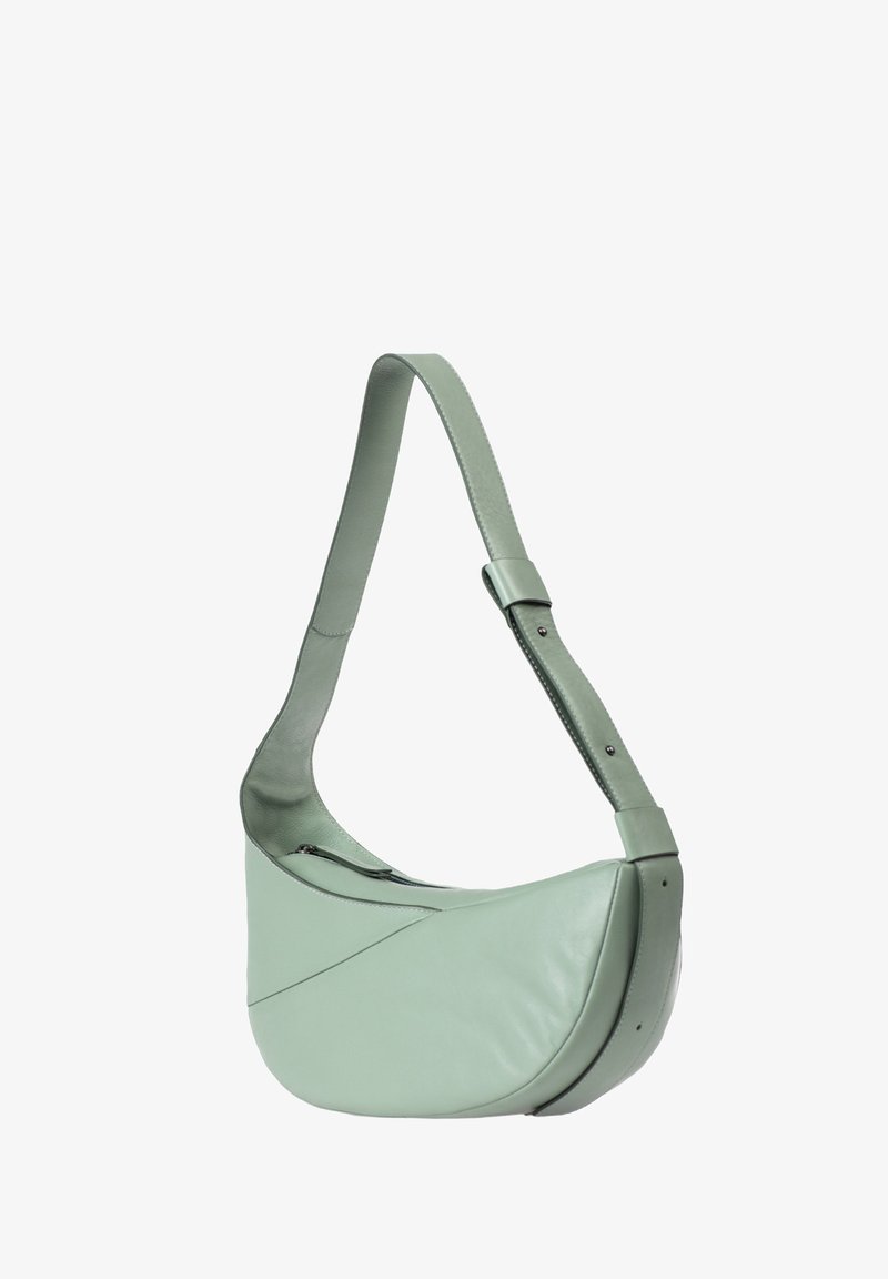Borsa a spalla in pelle verde con un design elegante e curvo, caratterizzata da una superficie liscia e una tracolla regolabile con accenti metallici.