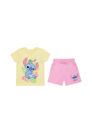 Chemise jaune à manches courtes et shorts roses avec le personnage de dessin animé Stitch en bleu et des accents floraux, taille élastique et poches sur les shorts.