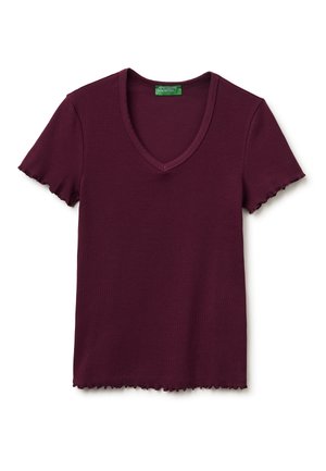 Bordowa koszulka z krótkim rękawem, prążkowana, z dekoltem w serek, z falbankowymi krawędziami na rękawach i dole, pokazująca przód oraz metkę United Colors of Benetton.