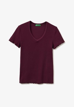 Bordowa koszulka z krótkim rękawem, prążkowana, z dekoltem w serek, z falbankowymi krawędziami na rękawach i dole, pokazująca przód oraz metkę United Colors of Benetton.