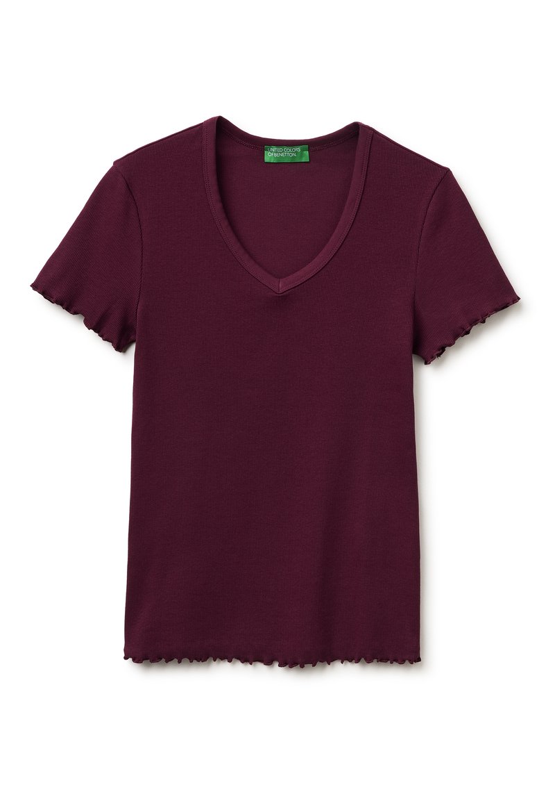 Bordowa koszulka z krótkim rękawem, prążkowana, z dekoltem w serek, z falbankowymi krawędziami na rękawach i dole, pokazująca przód oraz metkę United Colors of Benetton.