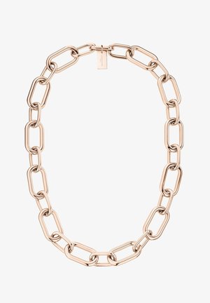 Collier chaîne épais en or rose avec de grands maillons rectangulaires allongés et une petite étiquette de marque rectangulaire près du fermoir.