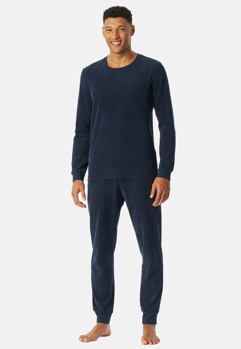 Navyblaue Fleece-Schlafanzugset bestehend aus einem Langarmshirt und tapered Hosen mit gerippten Bündchen, die weiche Textur und Wärme bieten.