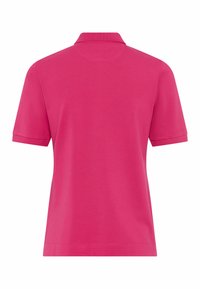 Felroze korte mouwen polo, van achteren getoond, met een geribbelde kraag en manchetten op een witte achtergrond.