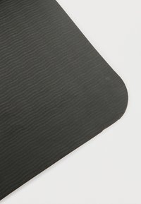 Μαύρο υφασμάτινο χαλάκι με κυματικό μοτίβο και στρογγυλεμένες γωνίες, με λείο φινίρισμα και ελαφρύ γυάλισμα.