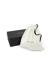 Schwarze rechteckige Box und ein beiger Stoffbeutel mit Kordelzug, versehen mit "Massimo Dutti" Branding, auf einem weißen Hintergrund.