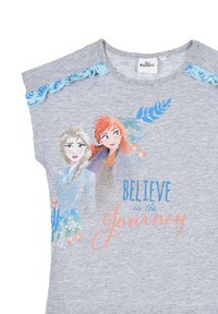 T-shirt gris à manches courtes, présentant des personnages de La Reine des Neiges, avec des accents bleus sur les épaules, et le texte "Crois en le Voyage" en bleu et orange.