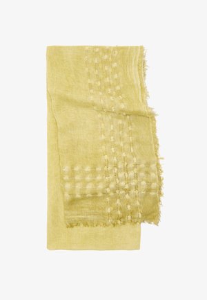 Jasnożółty szal wykonany z miękkiego materiału, z teksturowanymi wzorami małych pomponów i strzępionymi brzegami dla dodatkowego wykończenia.