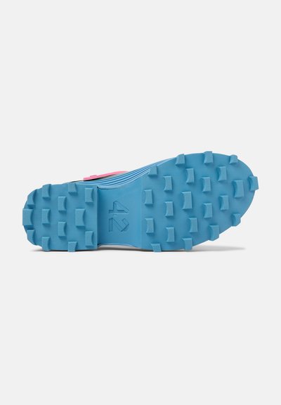 Suola della scarpa in gomma blu con prominenti lugs di trazione, caratterizzata da un design stratificato e un logo sottile impressa sulla pianta.