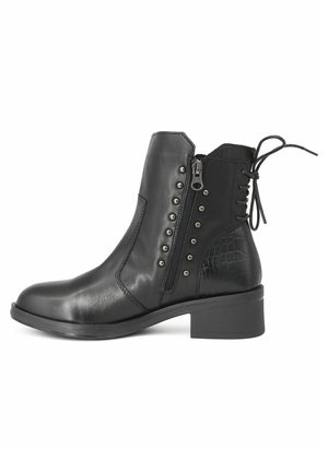 Stivaletti neri alla caviglia realizzati in pelle liscia. Presentano una zip laterale, borchie decorative e un motivo testurizzato a coccodrillo sul tacco. Design con tacco a blocco.