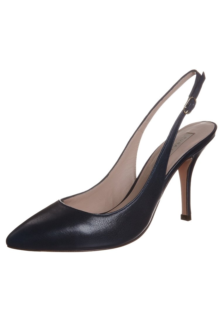Námořnické kožené slingback lodičky s špičatou špičkou, tenkým podpatek a malou nastavitelnou sponou po straně; hladká textura a elegantní design.