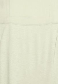 Světle šedá, měkká tkanina s hladkým povrchem. Obsahuje jednoduchý design a jemný lesk. Žádné viditelné vzory ani detaily kování.