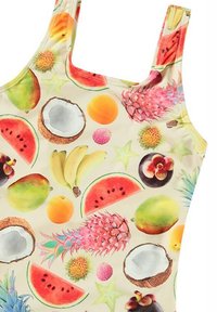 Het badpak heeft een crèmekleurige achtergrond met kleurrijke fruitillustraties, waaronder watermeloen, kokosnoot, ananas en bananen.