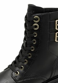 s.Oliver Stivaletti con plateau - black gold