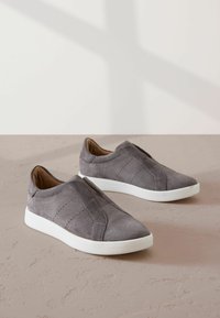 Unselected, grey