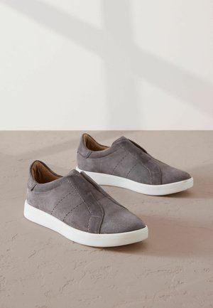 Grijze corduroy instappers met witte zolen, voorzien van gestikt detail en een minimalistisch ontwerp. Gevoerde binnenkant voor comfort.