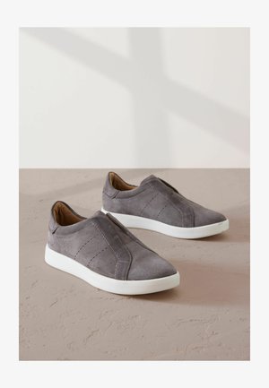 Grijze corduroy instappers met witte zolen, voorzien van gestikt detail en een minimalistisch ontwerp. Gevoerde binnenkant voor comfort.