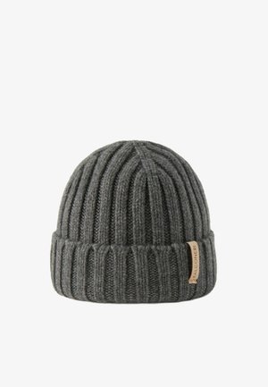 Grauer gestrickter Beanie mit vertikalen Rippen und umgeschlagenem Bündchen. Auf der Seite befindet sich ein kleines Lederetikett mit dem Markennamen.