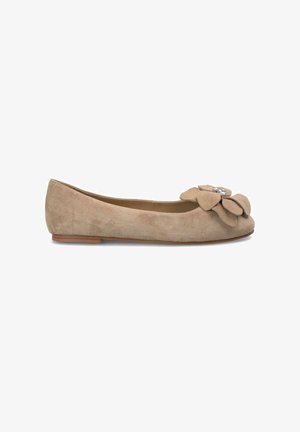 Beige Wildleder Ballerinas mit runder Spitze, die ein florales Akzent und einen kleinen Strassstein in der Mitte haben. Niedriger Absatz.
