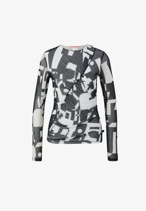 Langarmtop van doorschijnende stof, met een zwart-wit abstract patroon, draperingen en een ronde halslijn.