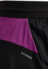 Shorts de sport noirs avec un panneau texturé violet sur un côté, portant le logo "BEECOOL" en blanc sur le bord inférieur.
