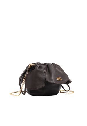 Mała czarna skórzana torebka z marszczonym górnym brzegiem, złotym łańcuszkiem i logo "BIMBA Y LOLA" w złotych literach.