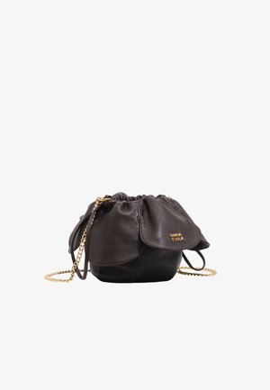 Pequeño bolso de cuero negro tipo bolsita con parte superior fruncida, cadena dorada y logo "BIMBA Y LOLA" en letras doradas.