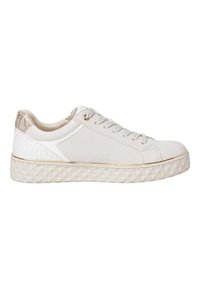 Baskets blanches avec un mesh texturé et des accents en cuir. Présente un talon surélevé, des lacets ton sur ton, et une semelle plate-forme géométrique.