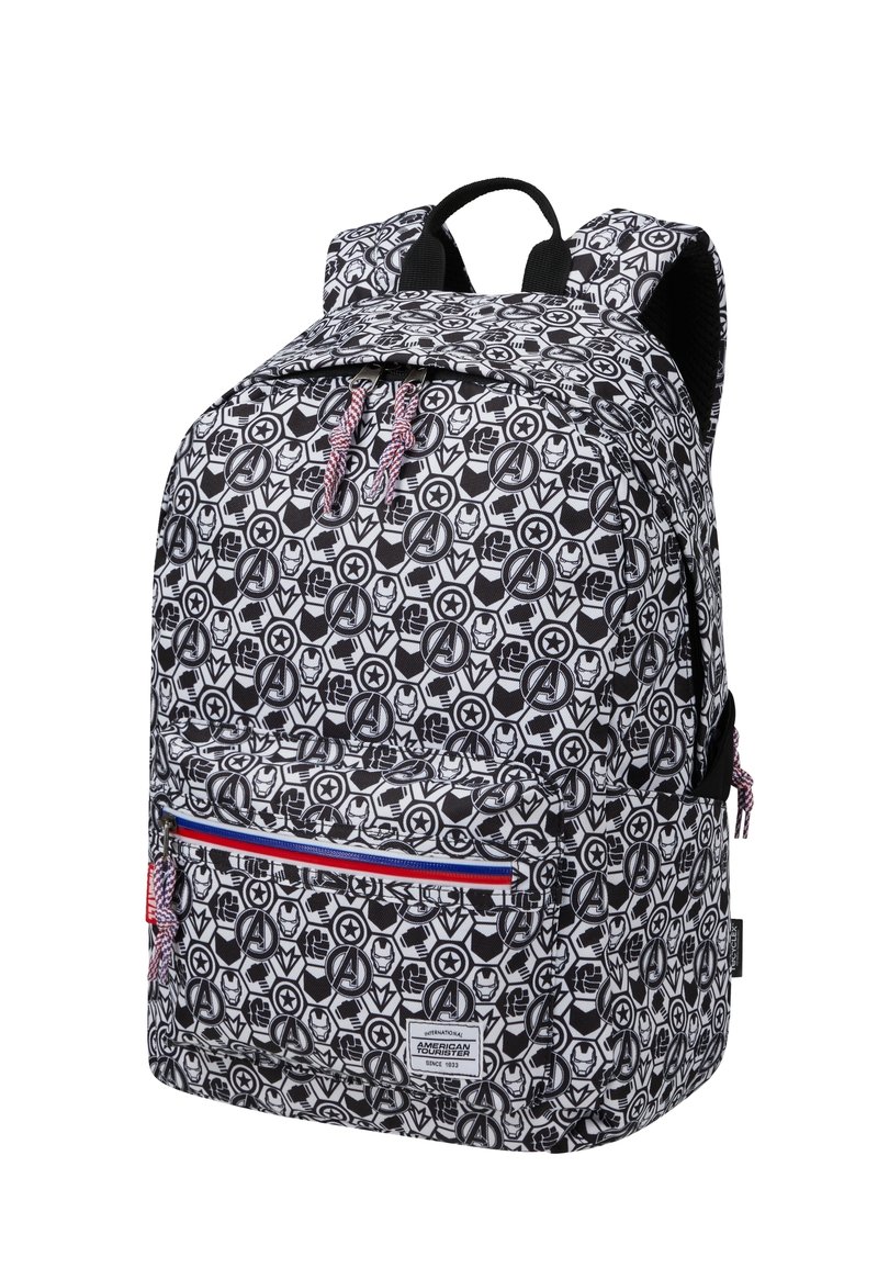 Mochila en blanco y negro con un patrón repetido del logo de los Vengadores, que cuenta con un bolsillo frontal con cremallera y acentos en rojo y azul.