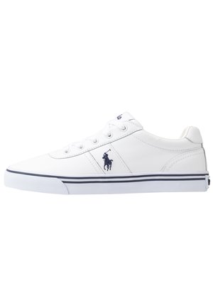 Sneaker bianco basso con logo Polo blu navy, lacci bianchi e doppia striscia blu navy lungo la suola.