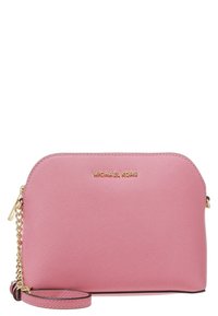 Wristlet rosa di Michael Kors con tracolla in catena dorata e zip, superficie strutturata, logo del marchio centrato vicino alla parte superiore.