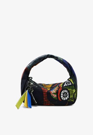 Sac en toile avec une poignée incurvée, présentant un motif abstrait coloré, une fermeture zippée et des pompons décoratifs en bleu, jaune et vert.