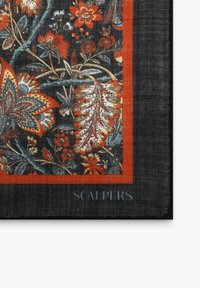 Bufanda con estampado floral que presenta vibrantes tonos rojos, naranjas y azules sobre un fondo negro, bordeada por un marco naranja intensamente llamativo y con la marca "SCALPERS".