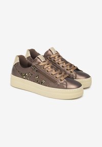 Bronzefarbene metallische Sneakers mit beigen Akzenten, ausgestattet mit einem strukturierten Design, Schnürverschluss und dekorativen Seitendetails. Gummisohle.