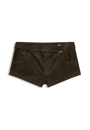 Dunkelbraune Wildleder-Shorts mit Fronttaschen, einem Taillengürtel mit Schnalle, Druckknopfverschluss und Metallnieten entlang des Saums.