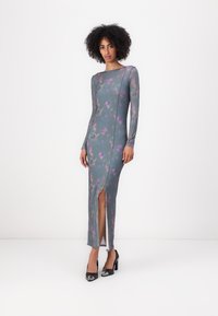 Long-sleeve dress in grey with a floral print in shades of pink, featuring a side slit, made of smooth fabric, with a fitted silhouette.