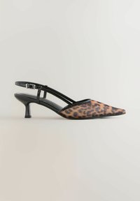 Crni slingback kitten heel s oštrim vrhom i gornjim dijelom od tkanine s leopard uzorkom, prikazan na svijetloj neutralnoj pozadini.