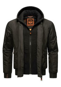 Herrsvart bomberjacka med dragkedjefickor, vadderad design, avtagbar fleecefoder och huva. Har orangea detaljer och accenter.