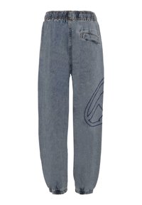 Pantaloni jogger in denim blu con vita elasticizzata, caratterizzati da un grande logo grafico sul lato e polsini elastici alle caviglie.