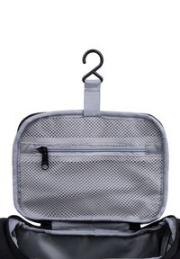 Hangende toiletspiegel in zwart stof met een grijze binnenkant, voorzien van een mesh vak, een ritsvak en een haak voor eenvoudig ophangen.