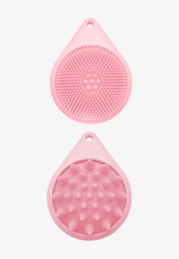 Silicone-päänhierontalaite vaaleanpunaisena. Siinä on kaksi teksturoitua puolta: yksi lyhyillä, pyöreillä nappailla ja toinen pehmeillä, terävillä napeilla.