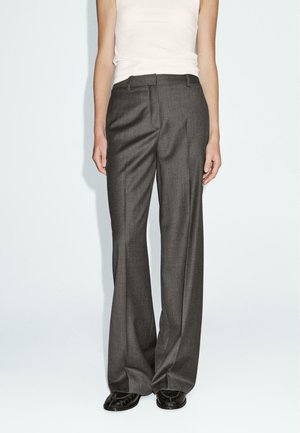 Grijze, op maat gemaakte dress pants met een wijde pijp, gemaakt van een soepele stof. De tailleband heeft riemlussen en een klassieke platte voorkant.