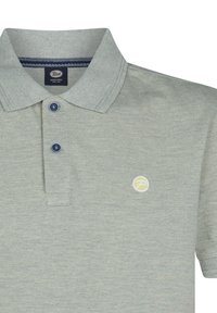 Šedé polo tričko s texturovanou tkaninou, třemi modrými knoflíky a malým kulatým logem se žlutým akcentem na levé straně hrudi.
