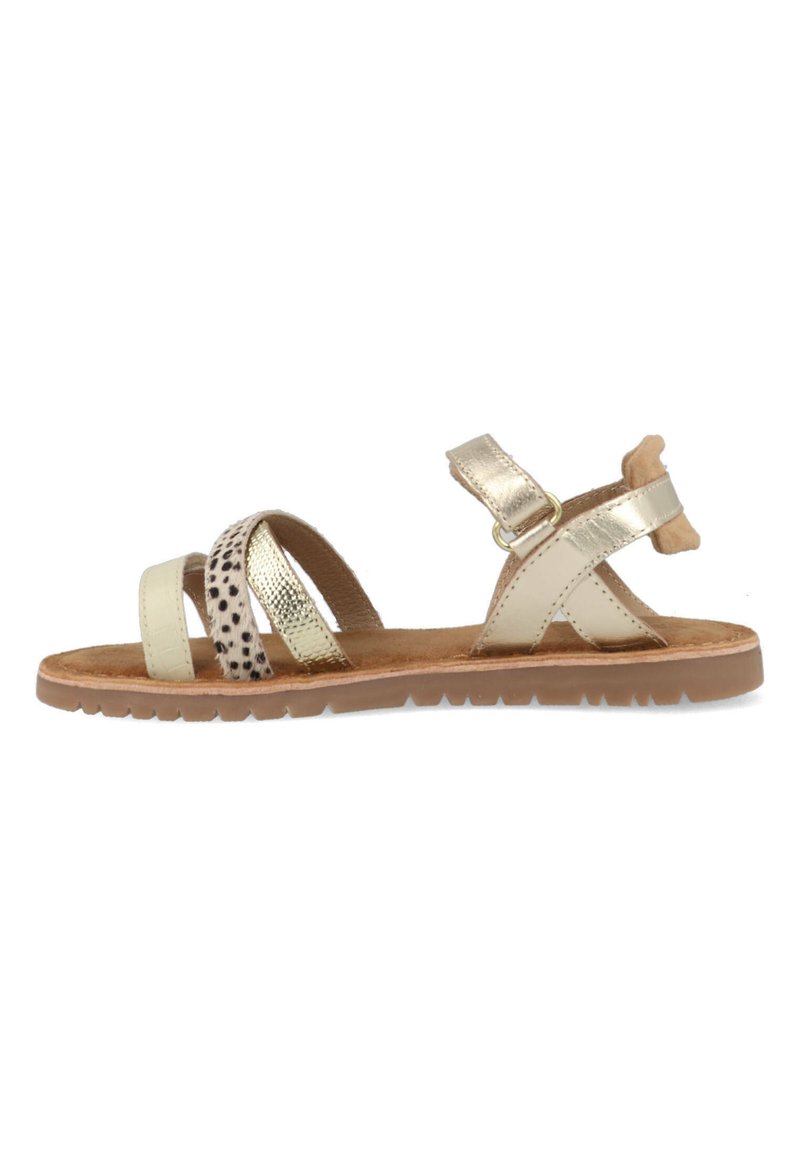 Lichtgouden sandalen met meerdere banden, waaronder een gevlekte textuur. Voorzien van een verstelbare gesp en een getextureerde zool voor grip.