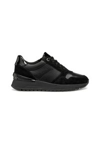Des chaussures de sport noires présentant un mélange de matériaux lisses et texturés, un design à lacets, et un accent brillant contrastant au niveau du talon.