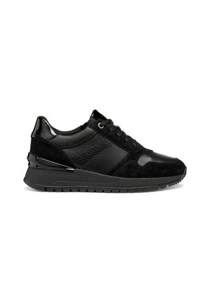 Scarpe sportive nere caratterizzate da un mix di materiali lisci e testurizzati, design con lacci e un accento lucido a contrasto sul tallone.