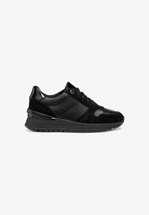 Zwarte sportieve schoenen met een mix van gladde en gestructureerde materialen, vetersluiting en een contrasterende glanzende accent op de hak.